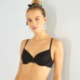 Sujetador negro de encaje con relleno y breteles finos.