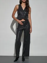 Pantalon negro de tiro medio con acabado brillante de lentejuelas, corte recto y amplio.