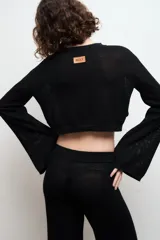 Pantalón de punto color crema, de tiro bajo y corte recto.