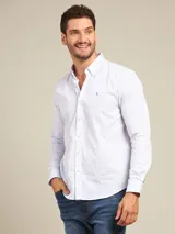 Camisa blanca con diseño de cuadros azules, de manga larga y corte slim fit.