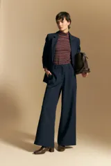 Pantalón de vestir de corte ancho y tiro alto, con diseño fluido y líneas limpias.