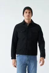 Campera de gamuza negra con cuello medio y bolsillos tipo cartera.