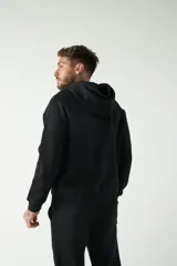 Campera de felpa negra con capucha y cordón ajustable, cierre frontal con cremallera, bolsillos laterales y logo estampado en el pecho.
