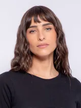 Remera blanca de manga larga con cuello redondo y frunces verticales en el centro.