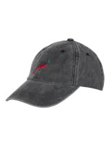 Gorro de béisbol de color gris oscuro (obsidian) con efecto lavado, confeccionado en algodón. Presenta un bordado frontal de un ají picante rojo y verde.
