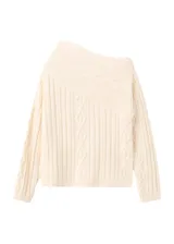 Sweater de punto color beige, con diseño de ochos, cuello bote drapeado y manga larga.