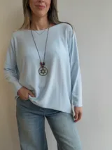 Sweater de punto fino y suave, color celeste, con diseño oversize, cuello redondo amplio y mangas largas.