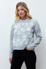 Sweater de punto color rojo con cuello redondo, mangas largas y bordado floral en tono rosado en la parte frontal.