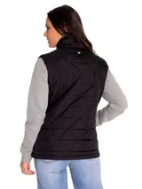 Chaleco acolchado negro de poliéster, con diseño capitoné en rombos, cuello alto y cierre frontal completo con cremallera. Cuenta con bolsillos laterales con cierre.