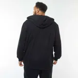 Buzo negro con capucha, cierre frontal con cremallera y bolsillos laterales.