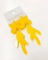 Aros colgantes de acrílico amarillo con forma abstracta.