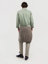 Camisa celeste a rayas verticales, de corte regular fit, cuello button-down, manga larga con puños abotonados y logo bordado en el pecho.