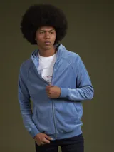 Buzo hoodie gris con capucha y cierre frontal.