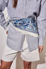 Bandana de poliéster con estampado paisley en tonos azules y blancos sobre fondo claro.
