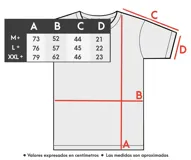 Remera negra de algodón con estampado en la espalda de cuatro retratos con diferentes cortes de pelo y logos de marcas deportivas.