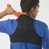 Chaleco de hidratación Salomon modelo Pulse 2, color negro, de diseño minimalista y tejido de malla transpirable, con ajuste ceñido SensiFit y bolsillos de acceso sencillo.