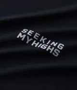 Remera deportiva de hombre con tecnología Dry, confeccionada en poliamida y elastano. Presenta un diseño de corte regular, cuello redondo, manga corta y estampa lettering pequeña en el pecho con la frase Seeking my highs.