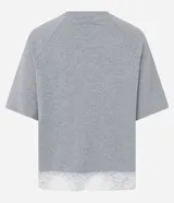 Remera femenina gris de algodón con cuello redondo, manga raglán corta y ruedo con detalle de encaje blanco.