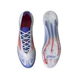 Championes de fútbol Adidas F50 Elite FG, con capellada blanca y detalles en azul y naranja. Presentan tecnología Sprintweb y suela Sprintframe 360 para mayor aceleración en canchas de césped natural seco.