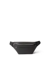 Riñonera negra de poliuretano con correa ajustable con broche. Tiene un bolsillo exterior con cremallera y logo de Calvin Klein en la parte delantera.