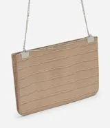 Cartera bandolera pequeña de estructura rígida, confeccionada en poliuretano con textura de piel de cocodrilo. Cuenta con una correa fina de cadena metálica plateada y cierre mediante botón a presión.