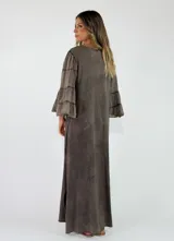 Vestido largo negro de corte holgado, con escote en V y mangas largas con volados en los puños.