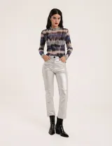 Pantalón negro estilo jeanero confeccionado en gabardina elastizada con terminación metalizada, pierna recta con largo por arriba del tobillo, cierre delantero y botón.