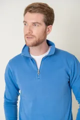 Sweater azul de algodón con cuello alto y medio cierre con cremallera.