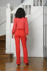 Blusa corta negra de poliéster con mangas largas de gasa abullonadas y cuello redondo. Incluye collar de strass.