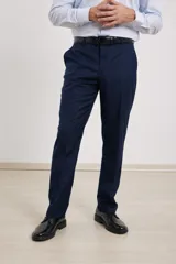 Pantalón de vestir azul marino, de corte recto, con bolsillos laterales y traseros. Se ajusta a la cintura con cinturón de cuero negro.