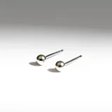 Par de aros plateados con forma de esfera.