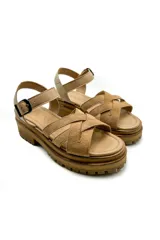 Sandalias con plataforma de cuero color camel, con tiras cruzadas en el empeine y pulsera con hebilla al tobillo.