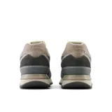 Championes urbanos New Balance modelo 574, color gris, lila y blanco, confeccionados en gamuza y malla, con logo "N" característico en los laterales y entresuela ENCAP.