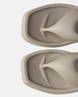 Sandalias de plataforma color gris topo, con tira ancha sobre el empeine y suela gruesa.