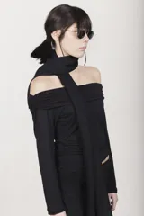 Top negro de jersey con escote bardot y mangas largas.