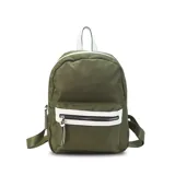 Mochila mediana color rosa, de nylon con detalles en símil cuero en el bolsillo frontal. Tiene asa de mano y correas regulables.