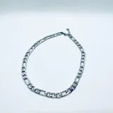 Collar corto de acero plateado con eslabones planos y cadena para regular el largo.