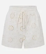 Short femenino de tiro alto color crudo, confeccionado en sarga con textura floral calada de broderie. Cuenta con cintura elástica y cordón ajustable para anudar.