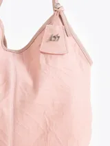 Bolso tipo hobo confeccionado en cuero vacuno con efecto rugoso, de color negro, con manija larga de hombro y ribetes en cuero liso. Incluye un llavero colgante de cuero con la marca grabada.