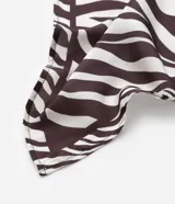 Pañuelo de satén con estampado de cebra en tonos marrón oscuro y beige. Accesorio de moda para el cabello.