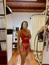 Conjunto de lencería de cuatro piezas en color rojo, confeccionado en encaje. Incluye bralette, tanga de tiro alto con tiras ajustables, portaligas y ligas para las piernas.