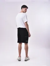 Bermuda gris de algodón con cintura elástica ajustable con cordón y bolsillos laterales con cierre.