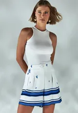 Camiseta blanca de punto canalé con corte halter y sisas redondeadas.