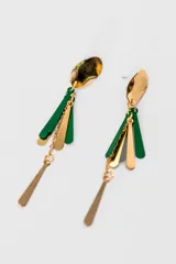 Aros colgantes con diseño de flecos metálicos en tonos dorado y verde, compuestos por piezas planas y una cadena central.