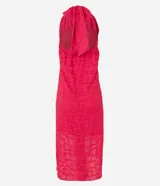 Túnica larga roja con textura jacquard de formas geométricas cuadradas, cuello halter con lazo para anudar y espalda descubierta.