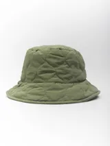 Gorro tipo bucket color verde militar, con diseño acolchado con costuras circulares.