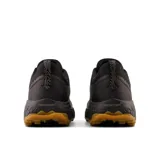 Championes de running New Balance Fresh Foam Hierro v7, color negro con suela marrón. Cuentan con tecnología Fresh Foam X en la entresuela para mayor amortiguación y suela Vibram® MEGAGRIP para un agarre superior.