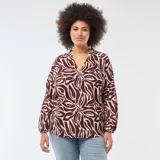 Blusa de manga larga con escote en V y diseño estampado de hojas en tonos bordó y beige.