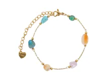 Pulsera de cadena fina de acero con baño de oro, adornada con piedras naturales de diversos colores y formas irregulares. Incluye una cadena de extensión con un dije en forma de corazón grabado.