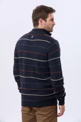 Buzo tejido de punto con diseño de rayas horizontales en tonos azul marino, beige y terracota. Presenta cuello alto con cierre frontal parcial y puños acanalados.